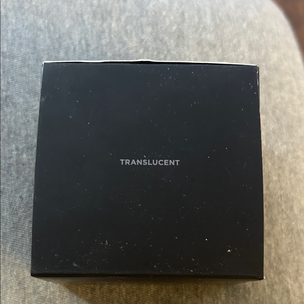 Laura Mercier Translucent Loose Setting Powder - Picture 2 of 9
